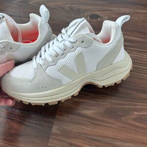 Venturi Sneaker in White & Pierre & Natural - Veja - size 7